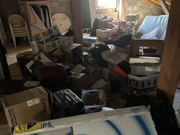 Galetas avant débarras, encombré de cartons et objets
