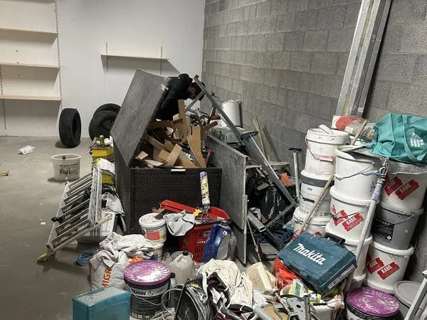 Cave encombrée avant un débarras complet