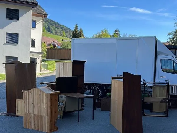 Mobilier évacué lors d'un débarras, en attente de chargement devant le camion