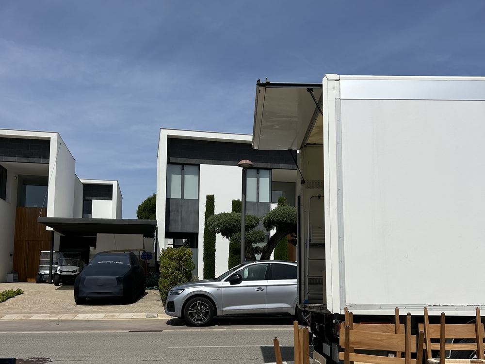Beladener Umzugswagen von Recycl' & Move, Einsatz im Kanton Freiburg