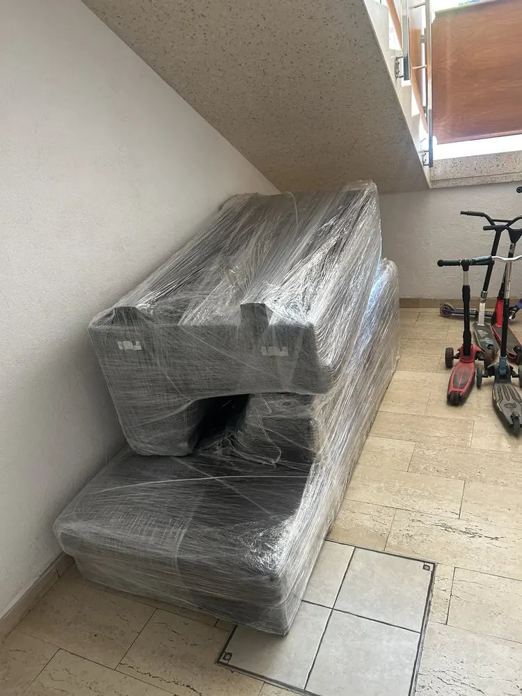 Canapé emballé pour enlèvement de meuble seul à Fribourg