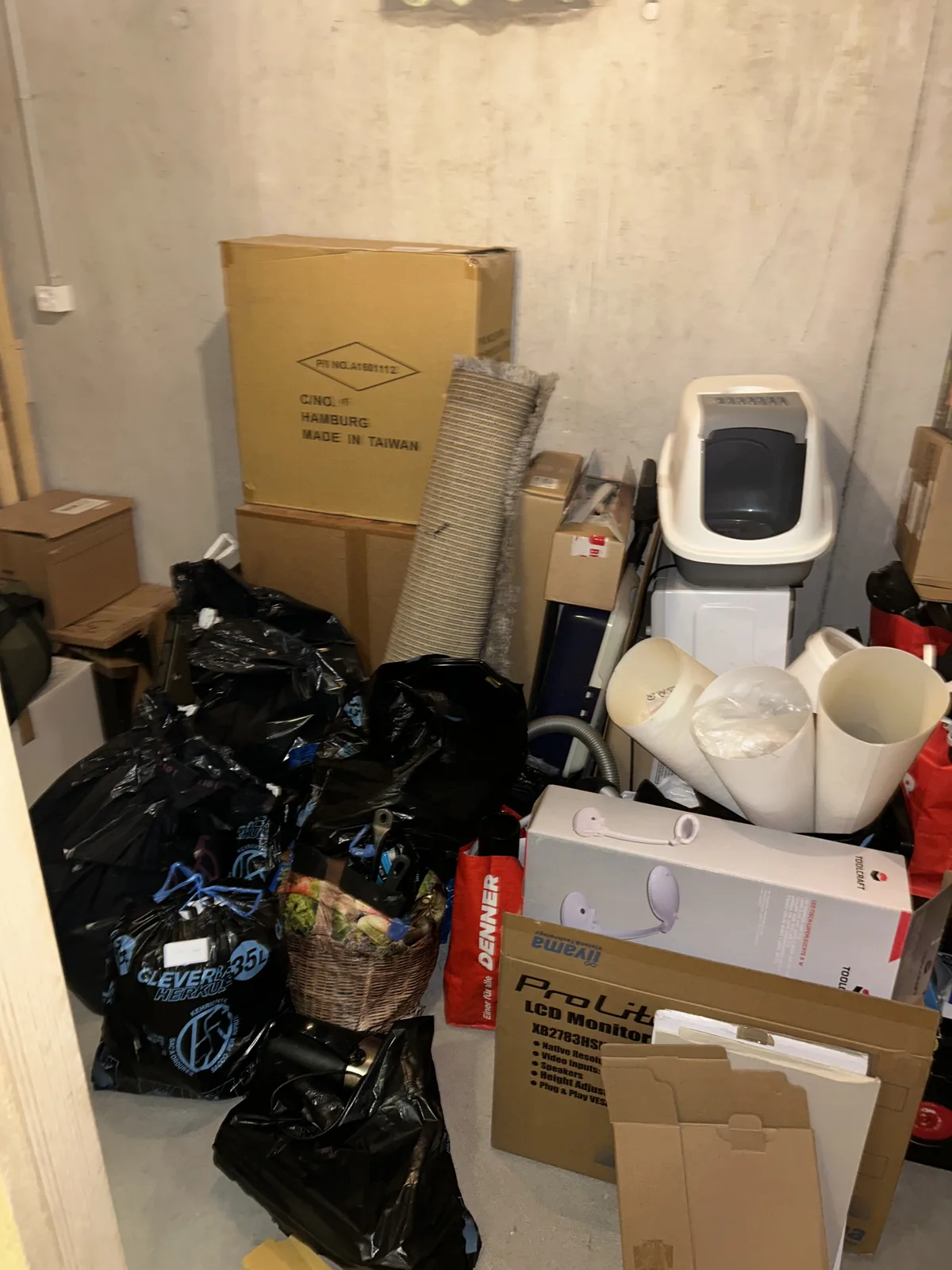 Cave avant débarras, encombrée de cartons et objets
