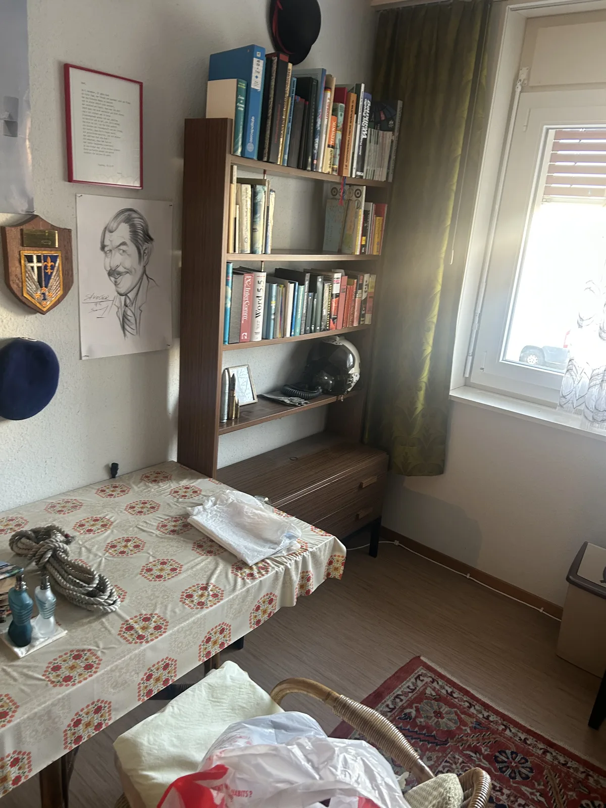 Bibliothèque et chambre en cours de vidage avant un départ en EMS à Fribourg