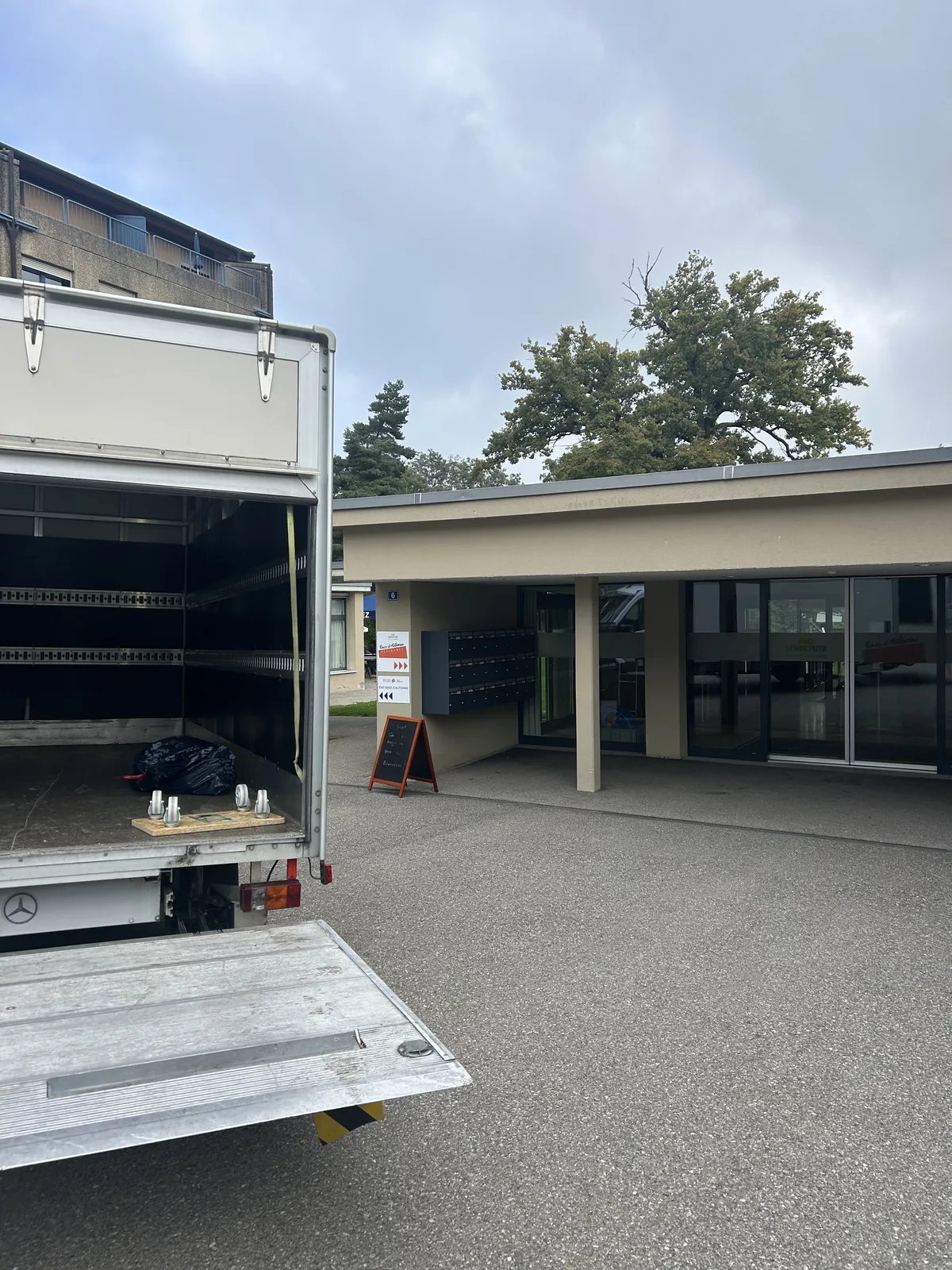 Camion Recycl' & Move devant l'EMS Rose d'Automne - Débarras avant départ en EMS à Fribourg
