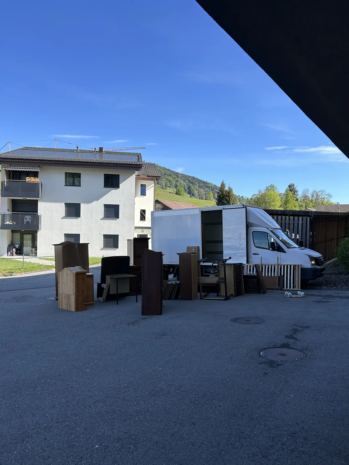 Meubles regroupés devant le camion avant un départ en EMS à Fribourg