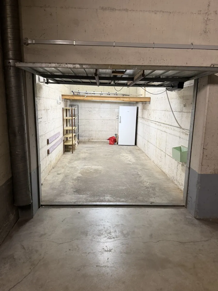 Le même garage après débarras par Recycl' & Move : espace entièrement vidé, trié et balayé, prêt pour l'état des lieux