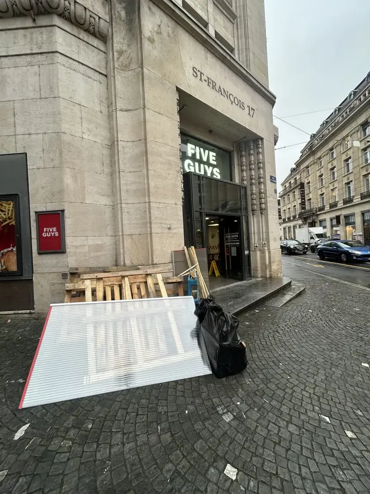 Débarras de restaurant, matériel évacué en devanture - Débarras de locaux professionnels à Fribourg