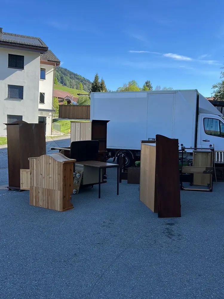 Meubles évacués et regroupés en extérieur - Enlèvement de meuble et d'objet seul à Fribourg