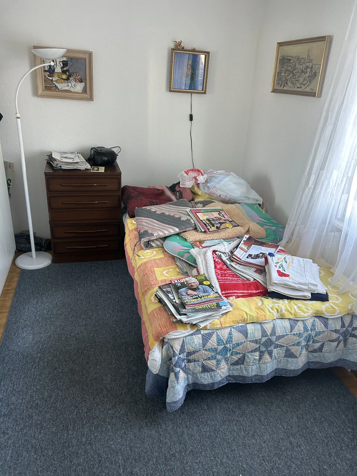 Chambre encombrée lors d'un débarras de succession