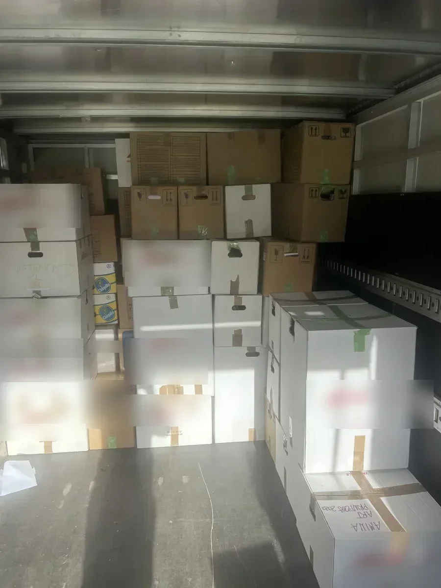 Camion rempli de cartons de déménagement - Déménagement d'appartement à Fribourg