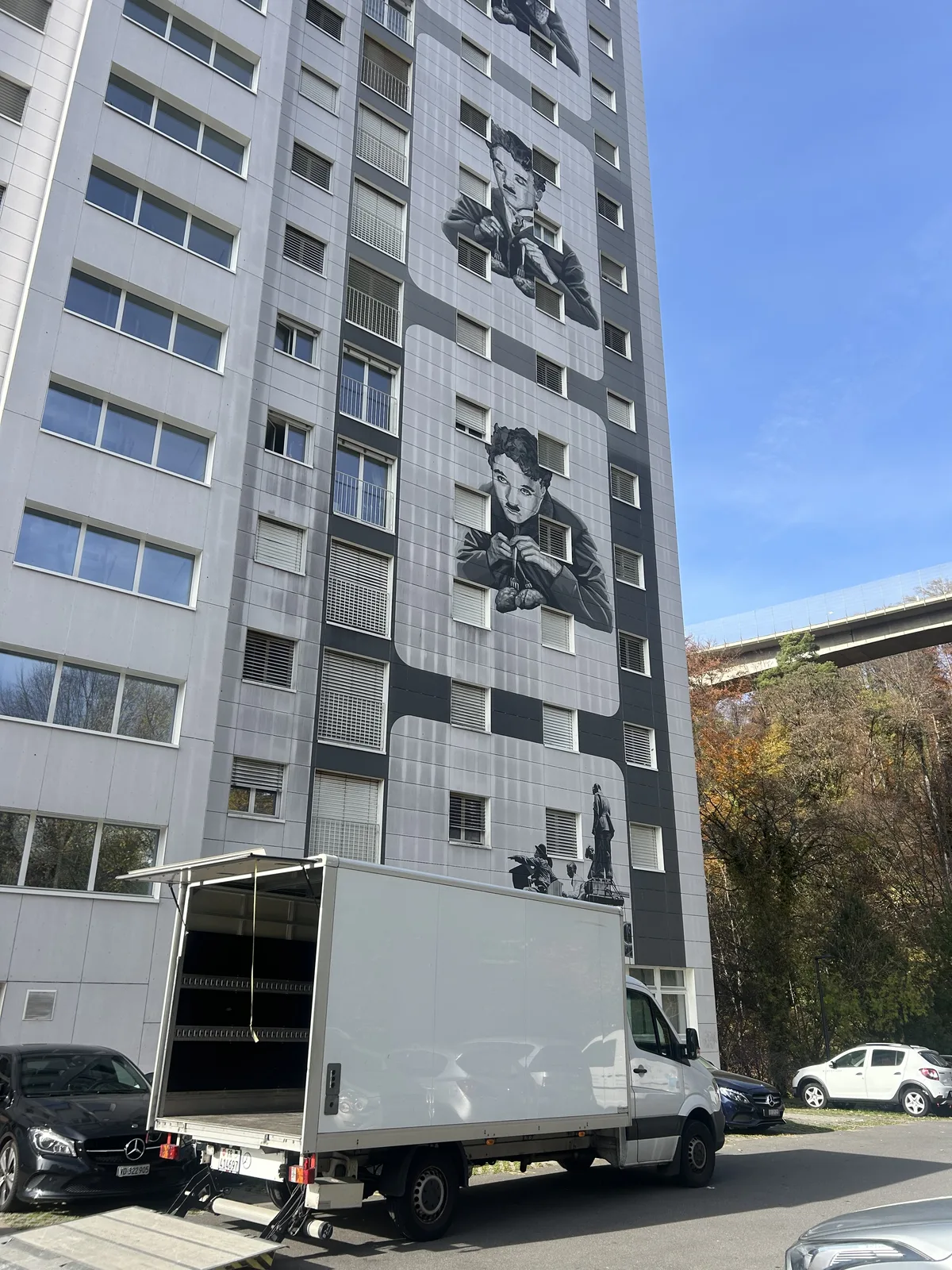 Camion Recycl' & Move devant la fresque Charlie Chaplin, quartier Charlie Chaplin à Vevey