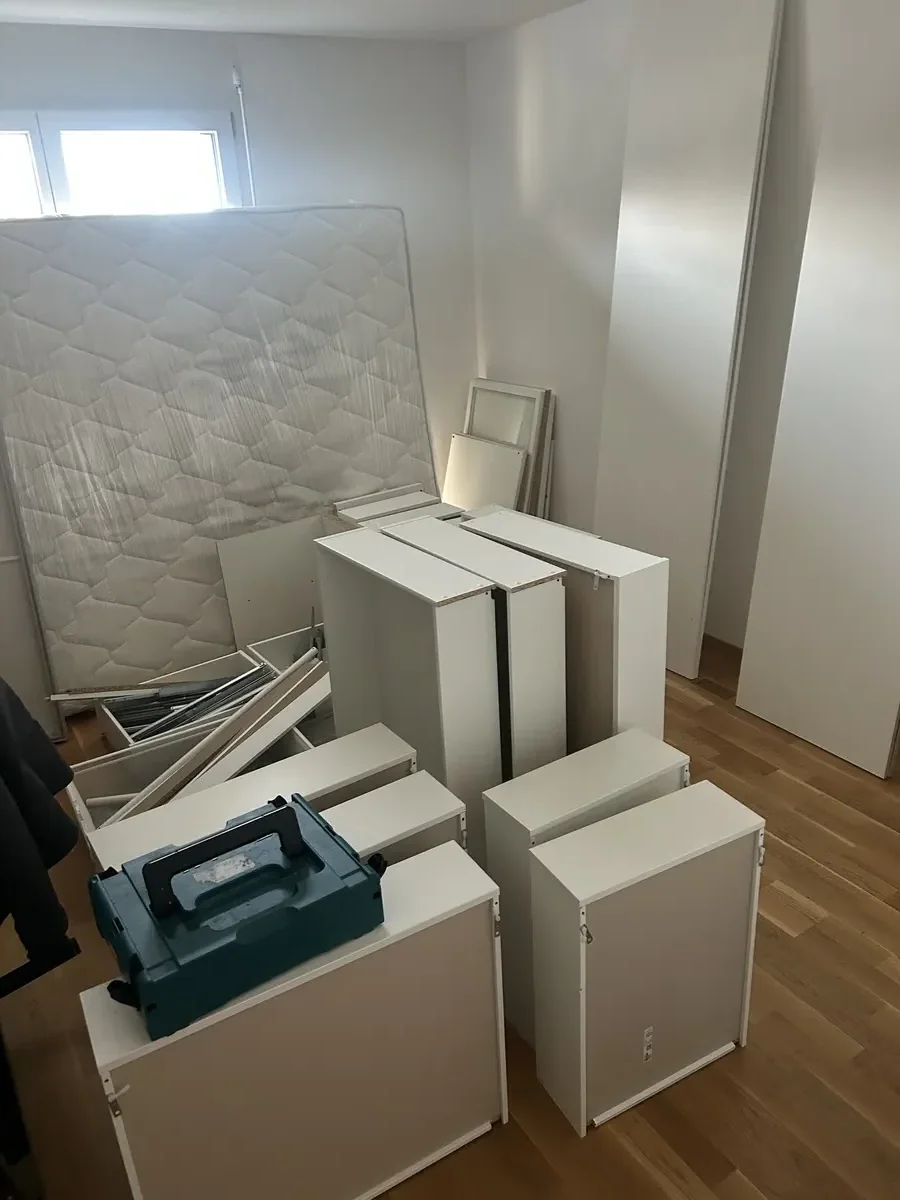 Camion de déménagement à l'entrée d'un immeuble - Déménagement d'entreprise à Fribourg