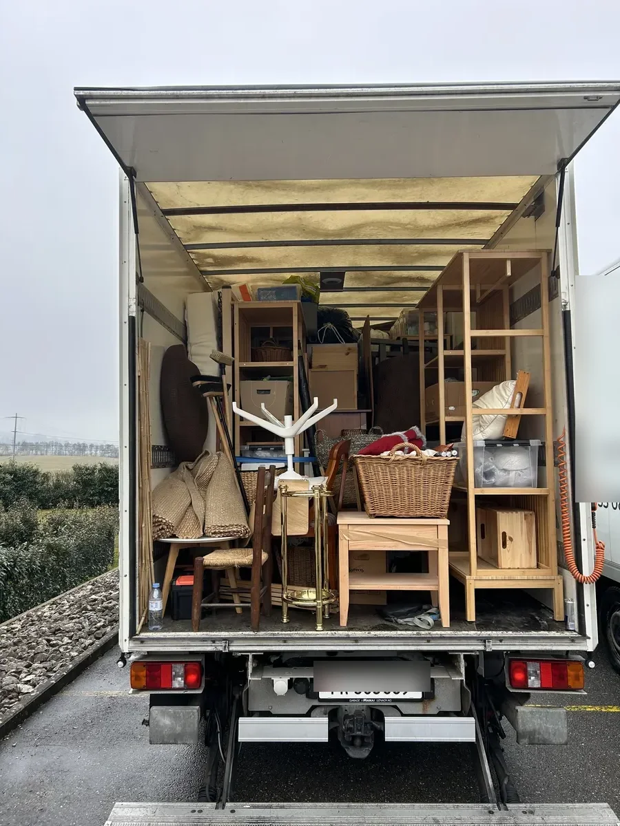 Mobilier et étagères chargés dans le camion - Déménagement d'appartement à Fribourg