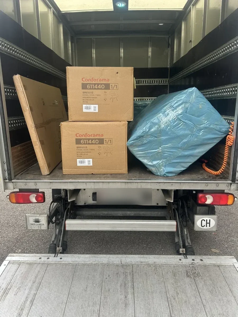 Cartons de meubles neufs achetés en magasin, prêts pour la livraison - Livraison de meubles à Fribourg