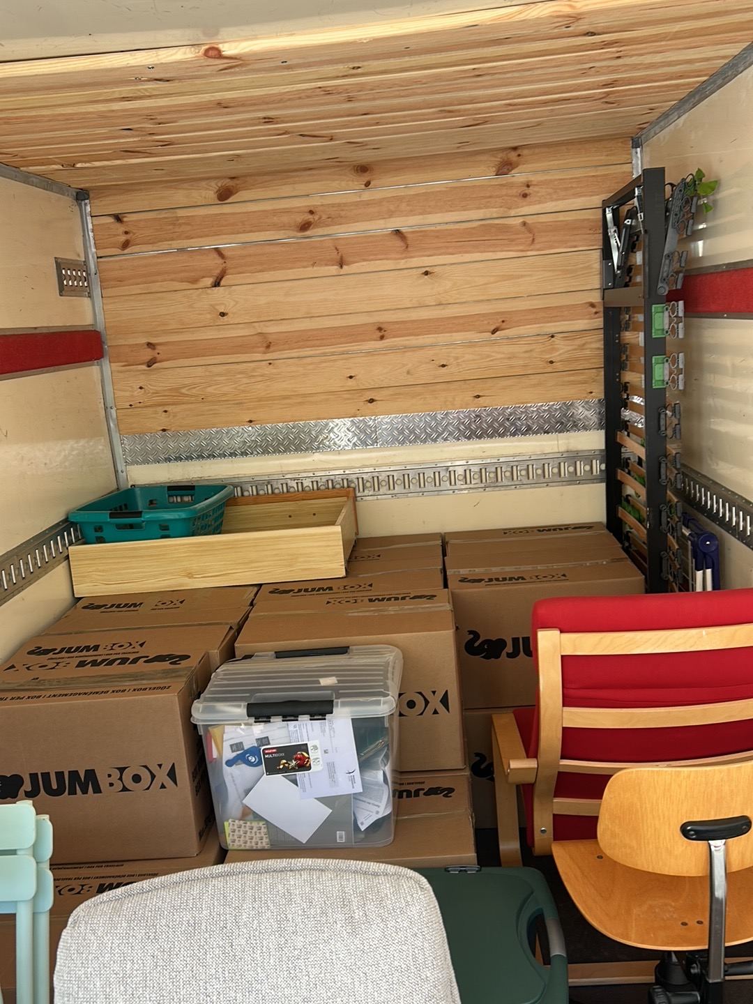 Camion de déménagement chargé avec soin par Recycl' & Move
